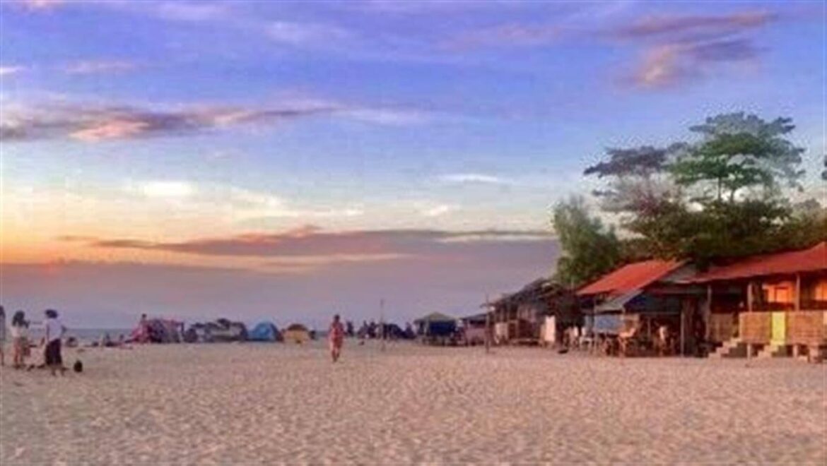 Sunset at White Beach in Moalboal in Cebu