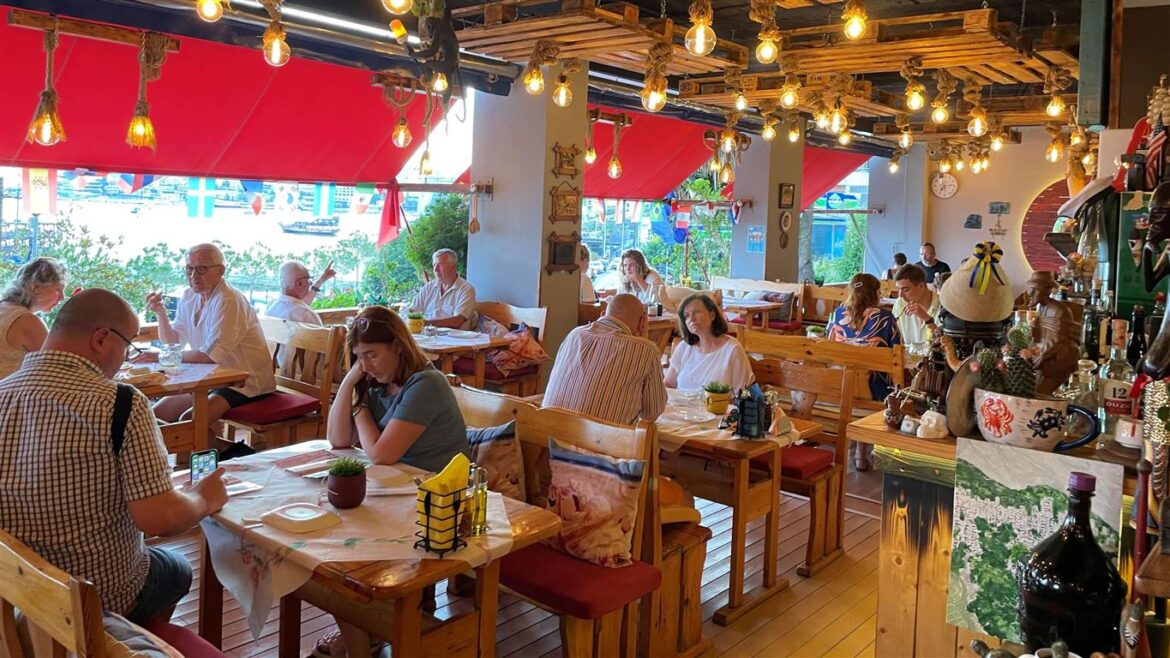 Saranda Beach - Haxhi Restaurant